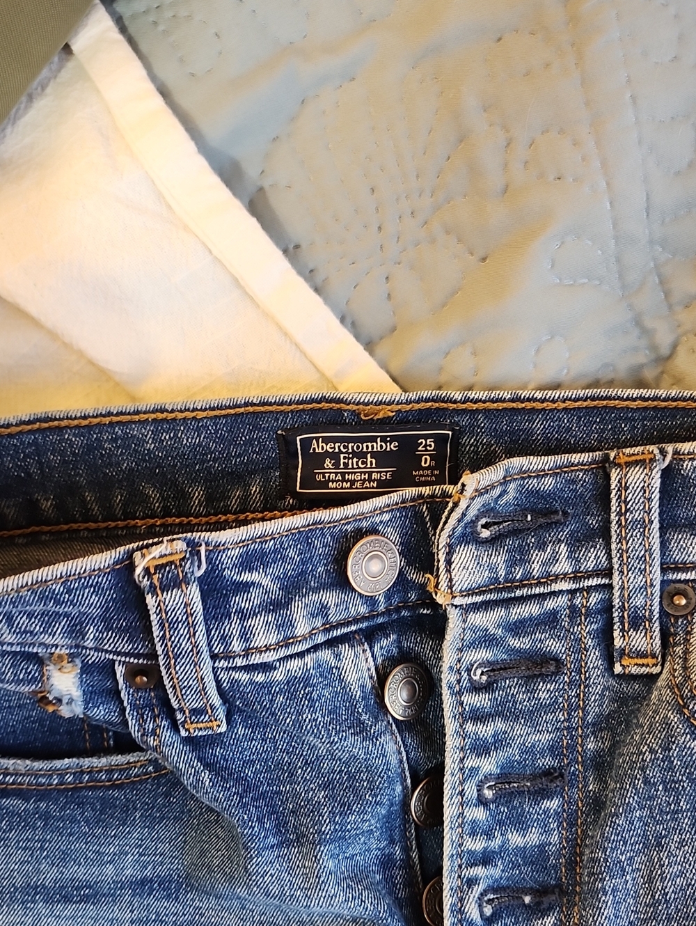 Abercrombie & Fitch Ultra High Rise Mom Jeans - Faded Blue